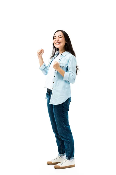 Attraente e sorridente asiatico donna in denim camicia mostrando si gesto isolato su bianco — Foto stock