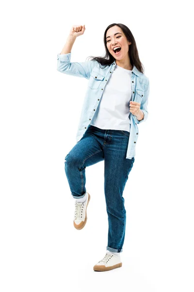 Atraente e sorrindo asiático mulher no denim camisa mostrando sim gesto isolado no branco — Fotografia de Stock