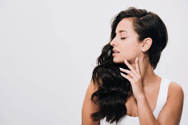 Brunette belle femme aux yeux fermés et aux longs cheveux sains isolés sur gris — Photo de stock