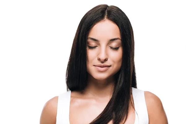 Brunette belle femme avec les yeux fermés et de longs cheveux droits sains et brillants isolés sur blanc — Photo de stock