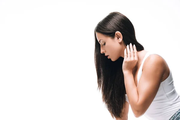 Vue latérale de brune belle femme avec de longs cheveux droits sains et brillants isolés sur blanc — Photo de stock