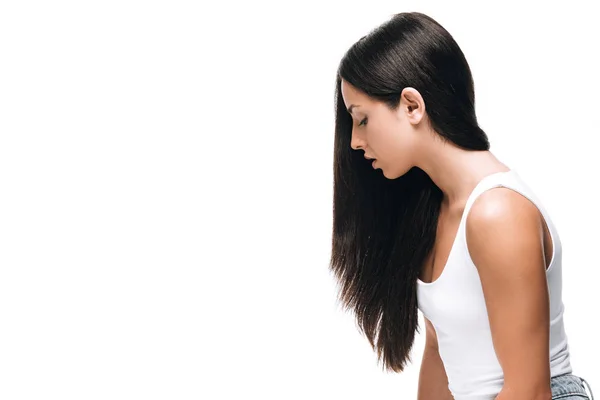 Вид сбоку на брюнетку красивой женщины с длинными прямыми здоровыми и блестящими волосами, изолированными на белом фоне — стоковое фото