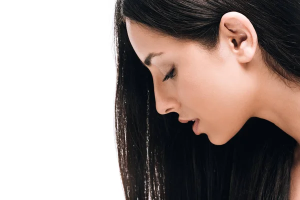 Perfil de morena bela mulher com cabelo longo e reto saudável e brilhante isolado no branco — Fotografia de Stock