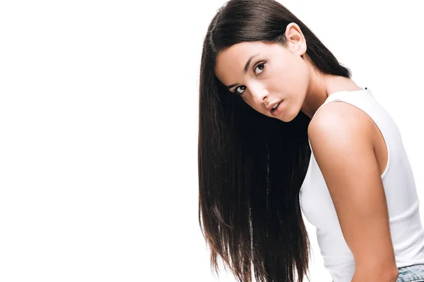 Brunette belle femme avec de longs cheveux droits sains et brillants isolés sur blanc — Photo de stock
