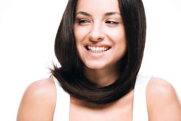 Brune souriante belle femme avec de longs cheveux droits sains et brillants isolés sur blanc — Photo de stock