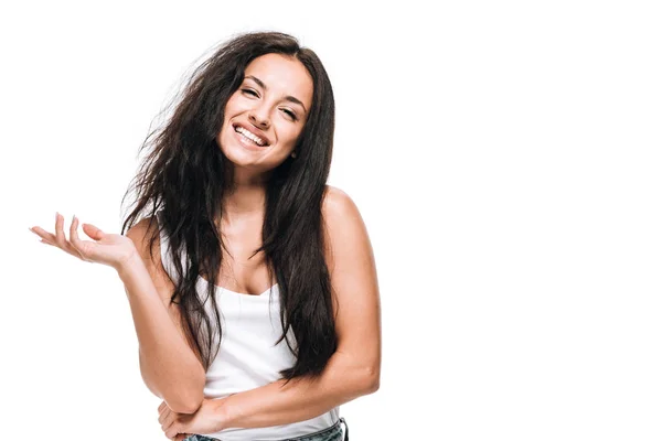 Heureuse brune belle femme aux cheveux raides et bouclés isolés sur blanc — Photo de stock