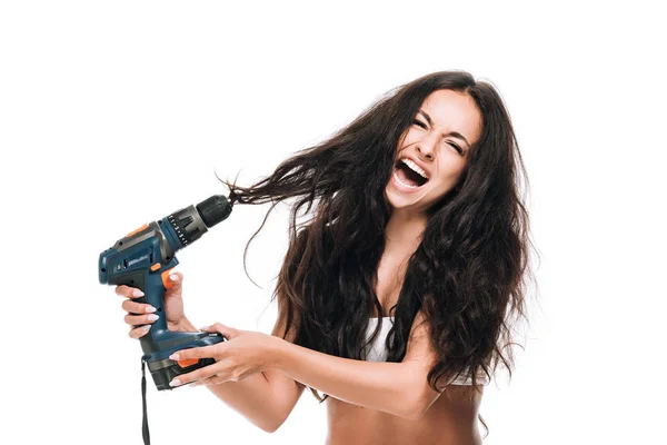 Morena bela mulher usando martelo broca no cabelo e gritando isolado no branco — Fotografia de Stock