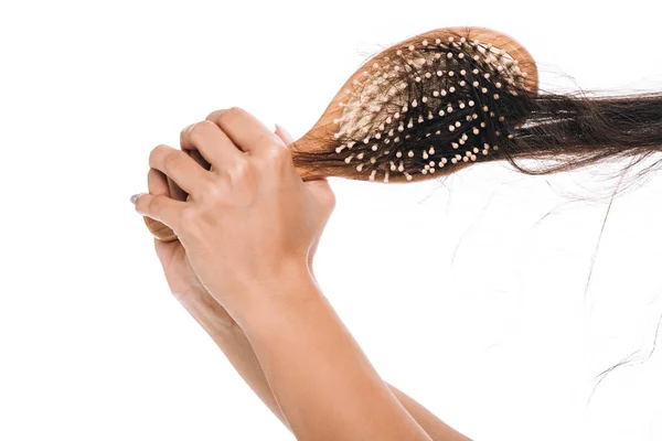 Vue recadrée de la femme aux cheveux ondulés et indisciplinés dans un peigne isolé sur blanc — Photo de stock