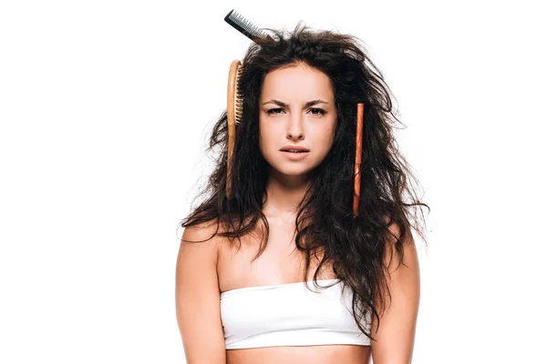 Besorgte brünette Frau mit Kämmen im welligen widerspenstigen Haar isoliert auf weiß — Stockfoto