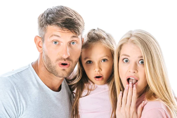 Sorprendidos padres e hija mirando a la cámara aislada en blanco - foto de stock