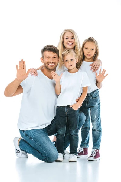 Glückliche Eltern und Kinder winken Hände und schauen in die Kamera auf weiß — Stockfoto