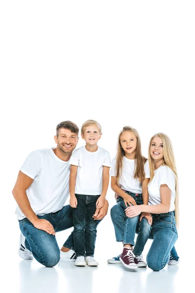 Família alegre sorrindo enquanto olha para a câmera no branco — Fotografia de Stock