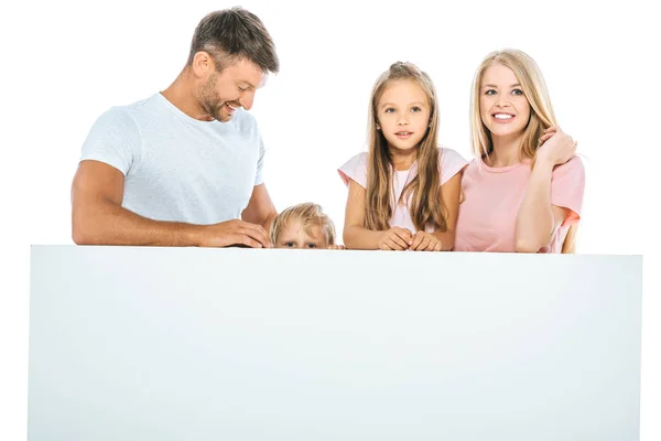 Felice padre guardando figlio nascosto vicino moglie e figlia isolato su bianco — Foto stock