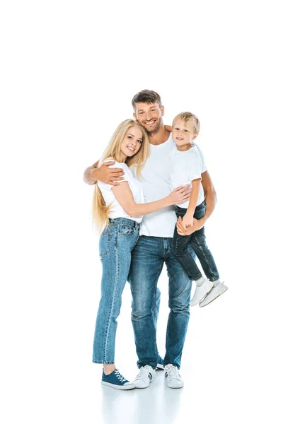 Feliz hombre abrazando esposa mientras sostiene en brazos hijo en blanco - foto de stock