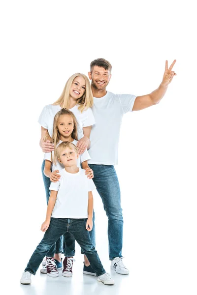 Счастливый мужчина показывает знак мира рядом с женой и детьми на белом — стоковое фото