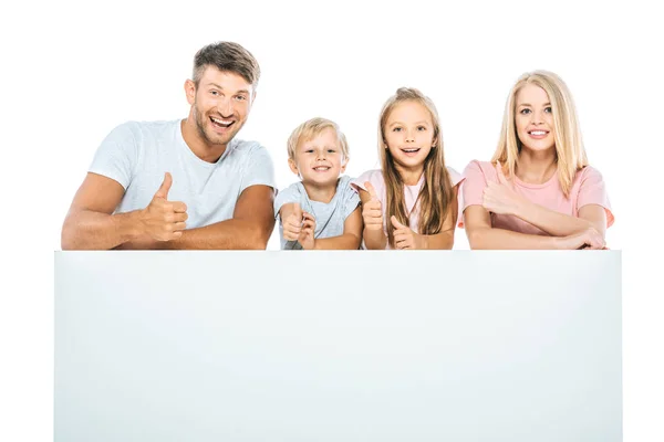 Familia feliz mostrando pulgares hacia arriba cerca de pancarta en blanco aislado en blanco - foto de stock