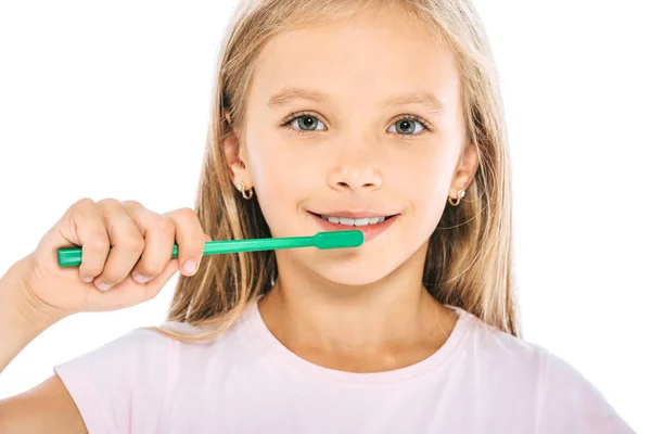 Niño feliz sosteniendo cepillo de dientes aislado en blanco - foto de stock