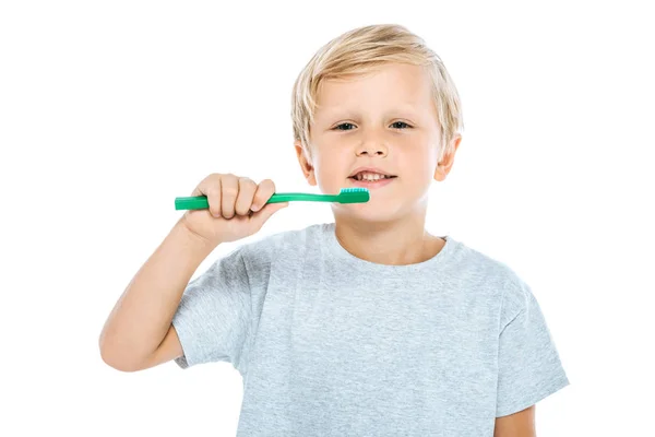 Felice ragazzo tenendo spazzolino isolato su bianco — Foto stock