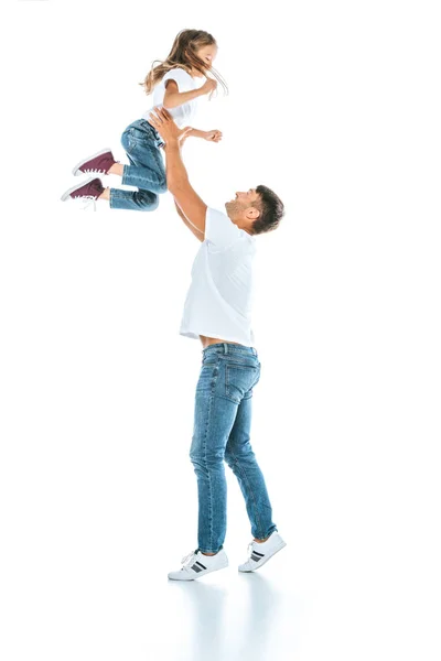 Pai feliz segurando em braços filha enquanto em pé no branco — Fotografia de Stock