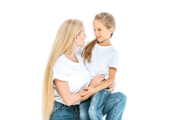 Felice madre e carina figlia guardando l'un l'altro isolato su bianco — Foto stock