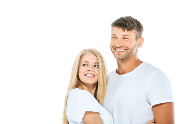 Щасливий чоловік і жінка в білих футболках посміхаються ізольовані на білому — стокове фото