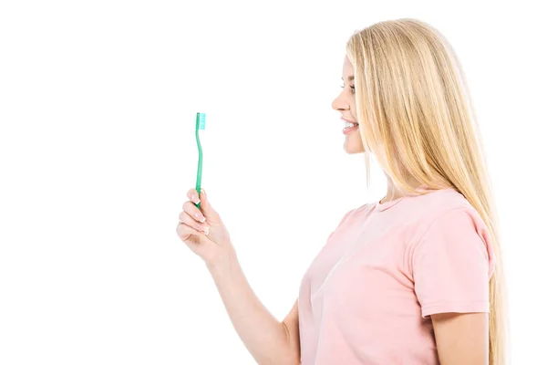 Mulher feliz olhando para escova de dentes isolada no branco — Fotografia de Stock