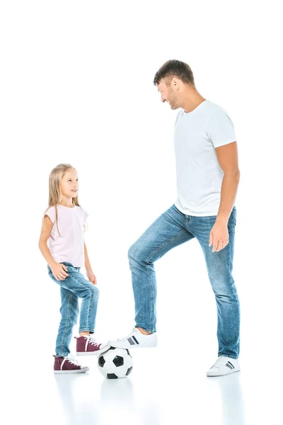 Felice padre giocare a calcio con la figlia su bianco — Foto stock