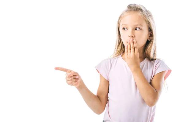 Überraschtes Kind zeigt mit dem Finger weg, während es isoliert auf weiß schaut — Stockfoto