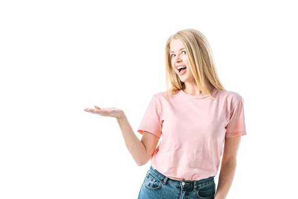 Femme heureuse avec bouche ouverte pointant avec la main isolée sur blanc — Photo de stock