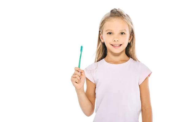 Enfant joyeux tenant brosse à dents isolé sur blanc — Photo de stock