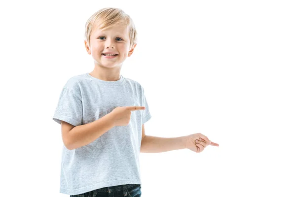 Fröhlicher Junge, der mit den Fingern auf weiß zeigt — Stockfoto