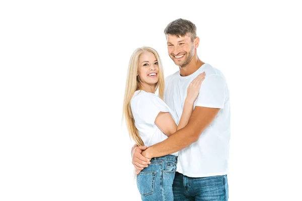 Felice uomo ridendo mentre abbraccia donna isolata su bianco — Foto stock