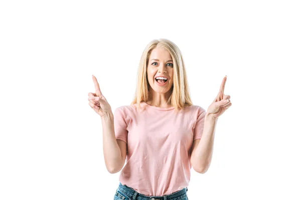 Glückliche Frau mit geöffnetem Mund, die mit Fingern auf Weiß zeigt — Stockfoto