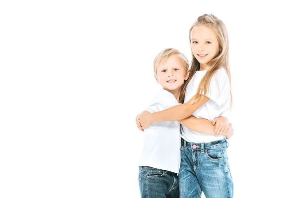 Mignon soeur et frère câlin isolé sur blanc — Photo de stock