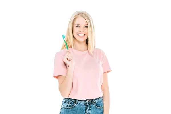Mulher alegre sorrindo enquanto segurando escova de dentes isolada no branco — Fotografia de Stock