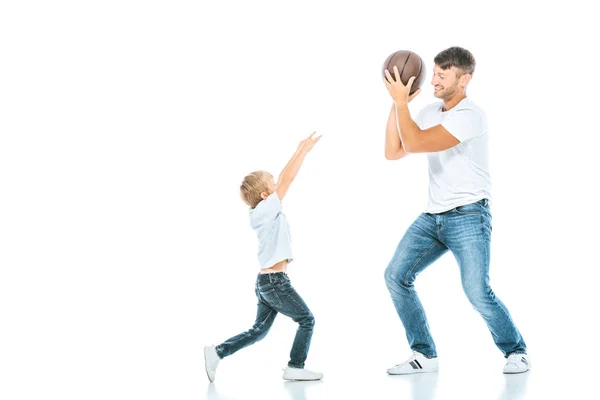 Guapo padre jugando baloncesto con hijo en blanco - foto de stock