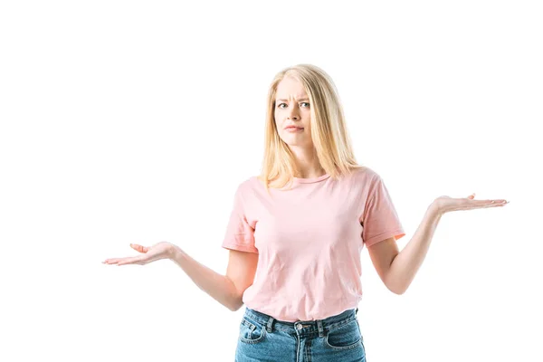Mulher atraente mostrando gesto de encolher de ombros isolado no branco — Fotografia de Stock