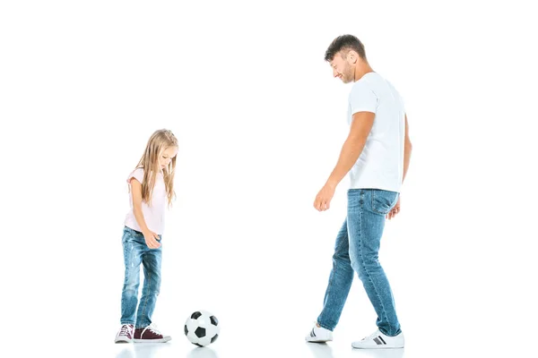 Pai feliz jogando futebol com a filha no branco — Fotografia de Stock
