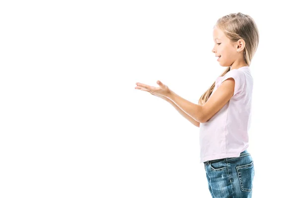 Seitenansicht von positivem und süßem Kind, das mit isolierten Händen auf Weiß zeigt — Stockfoto