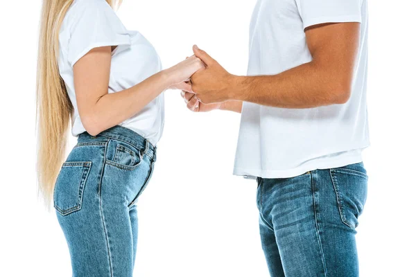 Vista recortada del hombre y la mujer tomados de las manos aislados en blanco - foto de stock