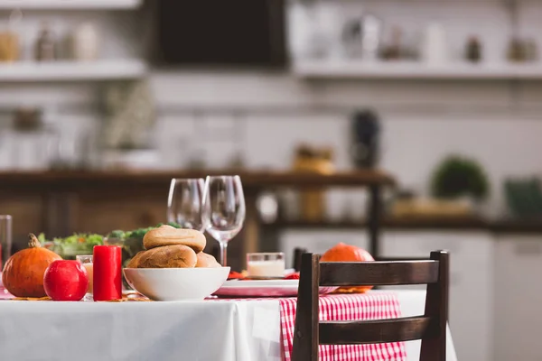 Table avec verres, bougies, tartes et citrouilles à Thanksgiving — Photo de stock