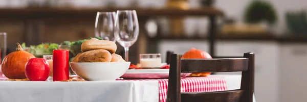 Tiro panorâmico de mesa com óculos, velas, tortas e abóboras no dia de Ação de Graças — Fotografia de Stock