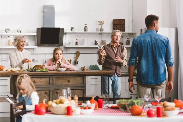 Les membres de la famille parlent et sourient le jour de Thanksgiving — Photo de stock