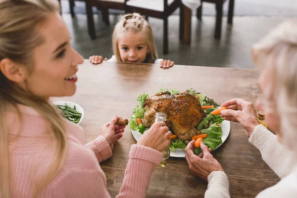 Foyer sélectif de mignon enfant regardant la dinde savoureuse dans le jour de Thanksgiving — Photo de stock