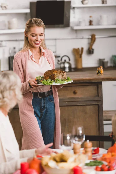 Selective focus of mother holding plate with turkey in Thanksgiving day — Stock Photo