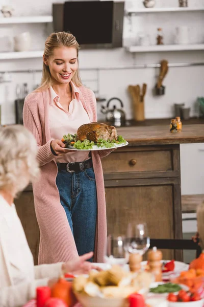 Mutter hält Teller mit Truthahn zum Erntedank im Fokus — Stockfoto