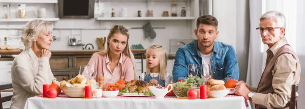 Панорамный снимок семьи, сидящей за столом в День Благодарения — стоковое фото