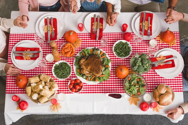 Vista superior da família de mãos dadas e intrometer-se no dia de Ação de Graças — Fotografia de Stock