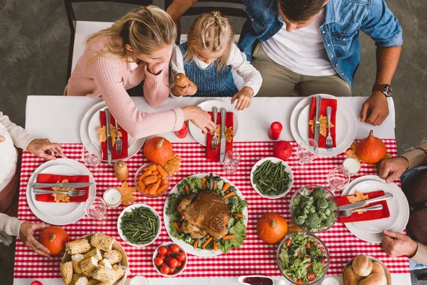 Vista superior de los miembros de la familia sentados en la mesa en el día de Acción de Gracias - foto de stock