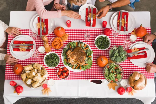 Vista superior de los miembros de la familia sentados en la mesa en el día de Acción de Gracias - foto de stock